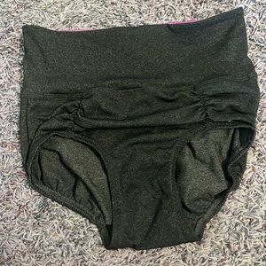 Details Dancewear Gray/Pink Shorts